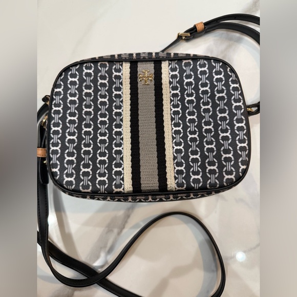 Tory Burch Handbags - Tory Burch Gemini Link Crossbody Black